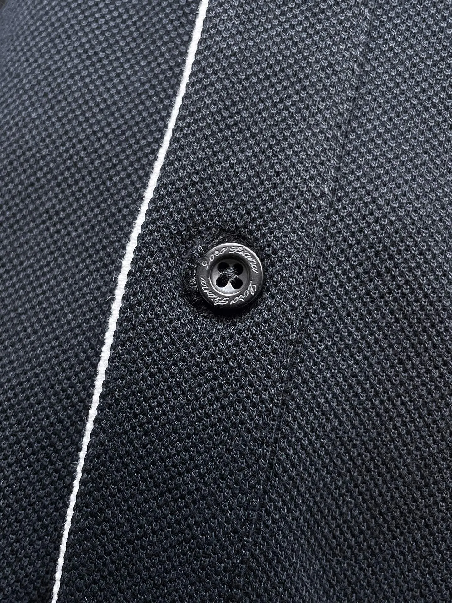 LP 😍2026ss new spring and summer high-quality short-sleeved lapel polo shirts have made their grand debut. They are made of imported mercerized pique fabrics. Brand logo. Original hardware accessories. Original factory labels. Carefully designed. Big-name quality. Good value. 🌹Original customization with 1:1 detail restoration. Ribbed knitted striped collar. Loose fit. The upper body is awesome👍🏻👍🏻 Size:M~XXL